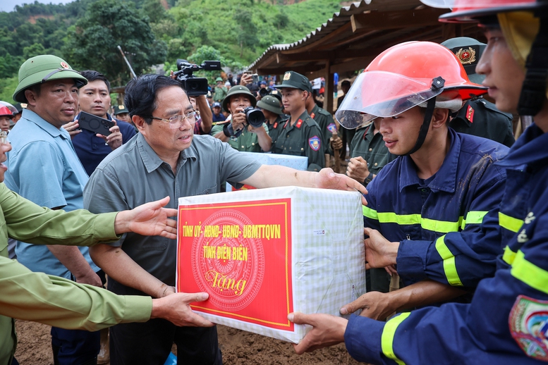 Thủ tướng: Làm mọi cách nhanh nhất có thể ổn định đời sống người dân vùng lũ- Ảnh 11. Thủ tướng: Làm mọi cách nhanh nhất có thể ổn định đời sống người dân vùng lũ- Ảnh 11.