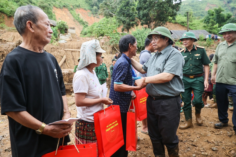 Thủ tướng: Làm mọi cách nhanh nhất có thể ổn định đời sống người dân vùng lũ- Ảnh 9. Thủ tướng: Làm mọi cách nhanh nhất có thể ổn định đời sống người dân vùng lũ- Ảnh 9.