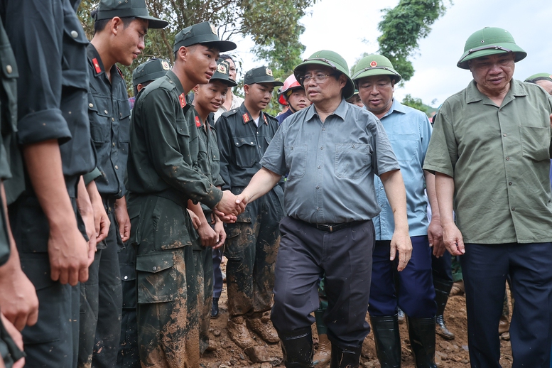 Thủ tướng: Làm mọi cách nhanh nhất có thể ổn định đời sống người dân vùng lũ- Ảnh 8. Thủ tướng: Làm mọi cách nhanh nhất có thể ổn định đời sống người dân vùng lũ- Ảnh 8.