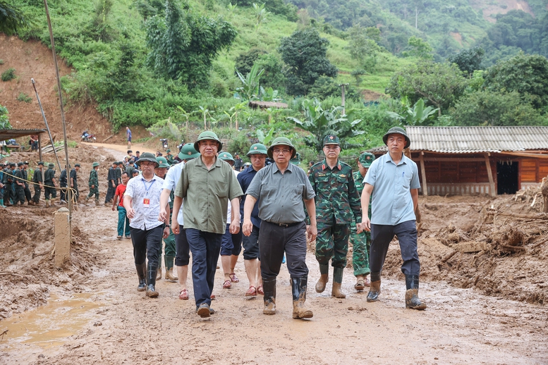 Thủ tướng: Làm mọi cách nhanh nhất có thể ổn định đời sống người dân vùng lũ- Ảnh 7. Thủ tướng: Làm mọi cách nhanh nhất có thể ổn định đời sống người dân vùng lũ- Ảnh 7.