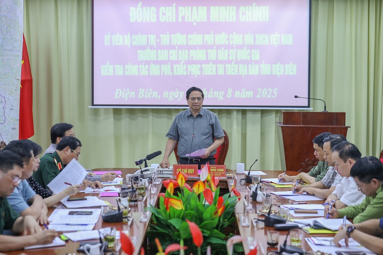 Thủ tướng: Làm mọi cách nhanh nhất có thể ổn định đời sống người dân vùng lũ- Ảnh 1. Thủ tướng: Làm mọi cách nhanh nhất có thể ổn định đời sống người dân vùng lũ- Ảnh 1.