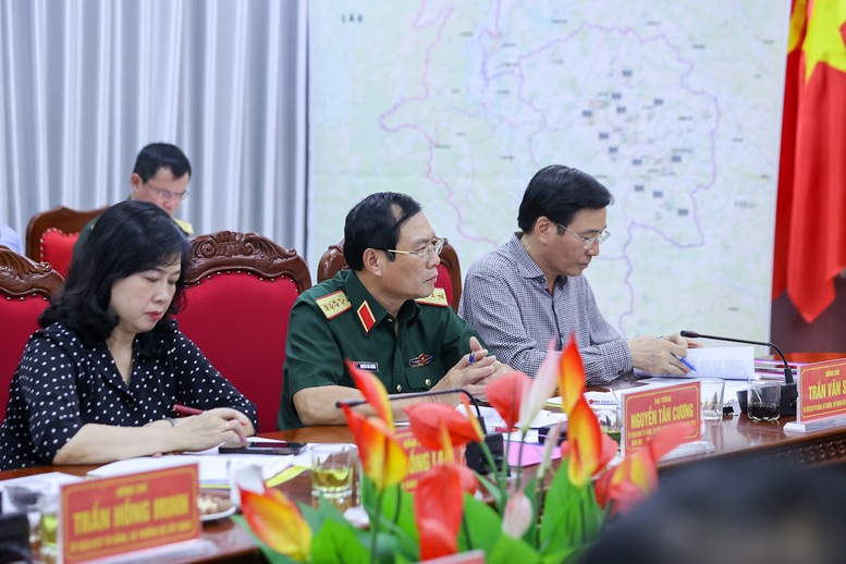 Thủ tướng: Làm mọi cách nhanh nhất có thể ổn định đời sống người dân vùng lũ- Ảnh 3. Thủ tướng: Làm mọi cách nhanh nhất có thể ổn định đời sống người dân vùng lũ- Ảnh 3.