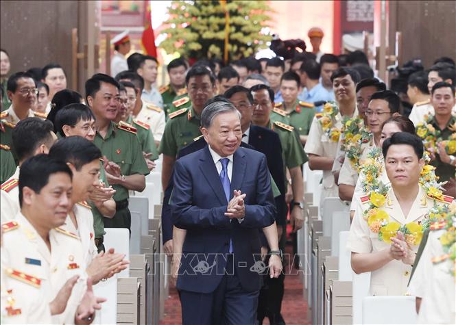 Tổng Bí thư Tô Lâm gặp mặt điển hình tiên tiến dự Đại hội thi đua "Vì An ninh Tổ quốc" lần thứ 9- Ảnh 1. Tổng Bí thư Tô Lâm gặp mặt điển hình tiên tiến dự Đại hội thi đua "Vì An ninh Tổ quốc" lần thứ 9- Ảnh 1.
