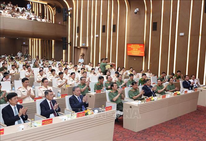 Tổng Bí thư Tô Lâm gặp mặt điển hình tiên tiến dự Đại hội thi đua "Vì An ninh Tổ quốc" lần thứ 9- Ảnh 4. Tổng Bí thư Tô Lâm gặp mặt điển hình tiên tiến dự Đại hội thi đua "Vì An ninh Tổ quốc" lần thứ 9- Ảnh 4.
