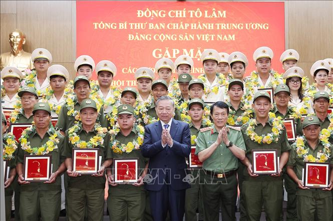 Tổng Bí thư Tô Lâm gặp mặt điển hình tiên tiến dự Đại hội thi đua "Vì An ninh Tổ quốc" lần thứ 9- Ảnh 8. Tổng Bí thư Tô Lâm gặp mặt điển hình tiên tiến dự Đại hội thi đua "Vì An ninh Tổ quốc" lần thứ 9- Ảnh 8.