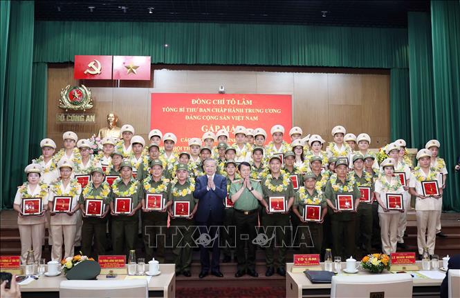 Tổng Bí thư Tô Lâm gặp mặt điển hình tiên tiến dự Đại hội thi đua "Vì An ninh Tổ quốc" lần thứ 9- Ảnh 9. Tổng Bí thư Tô Lâm gặp mặt điển hình tiên tiến dự Đại hội thi đua "Vì An ninh Tổ quốc" lần thứ 9- Ảnh 9.