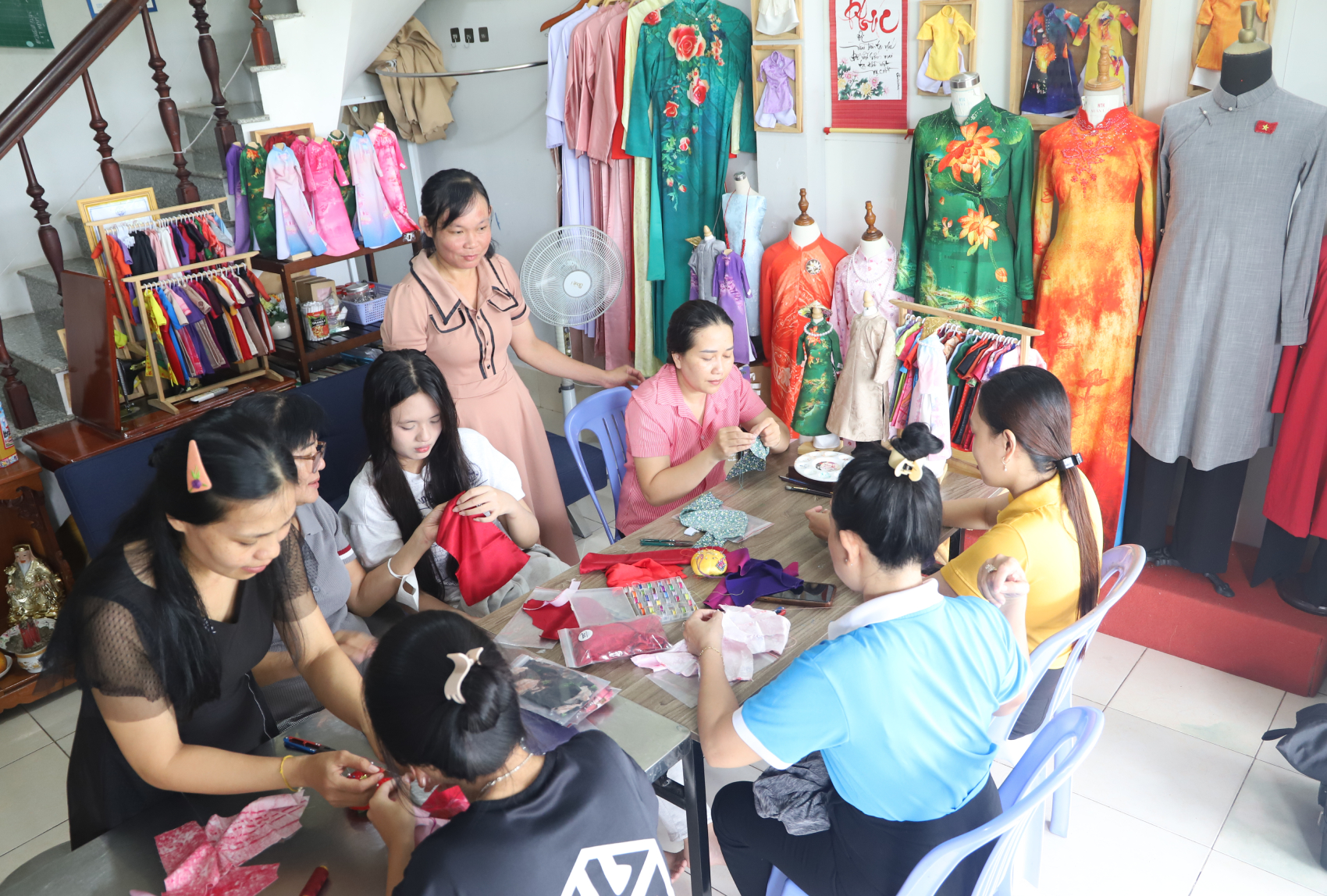 Nhân lên tình yêu từ phiên bản áo dài mini - Ảnh 3. Nhân lên tình yêu từ phiên bản áo dài mini - Ảnh 3.