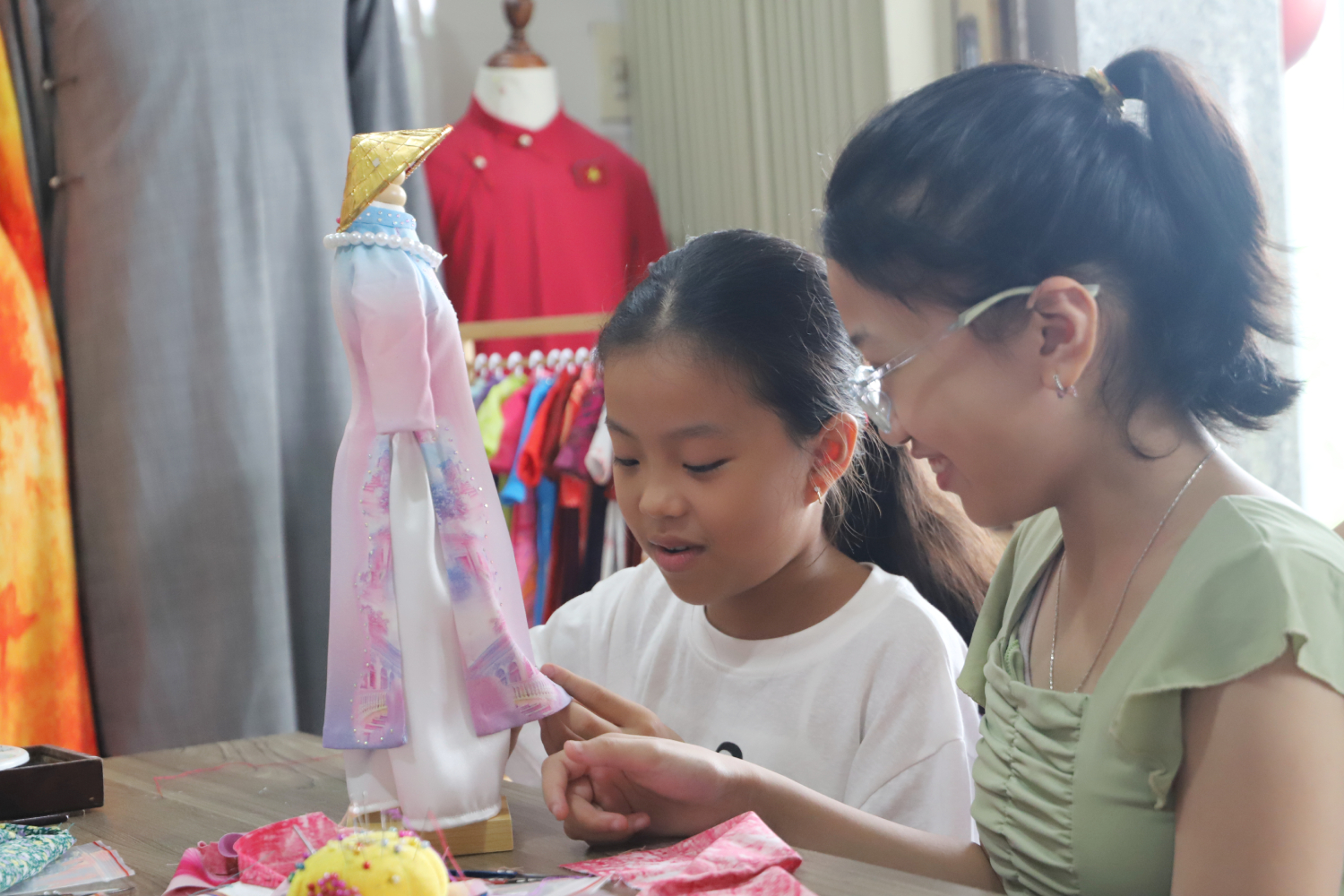 Nhân lên tình yêu từ phiên bản áo dài mini - Ảnh 7. Nhân lên tình yêu từ phiên bản áo dài mini - Ảnh 7.