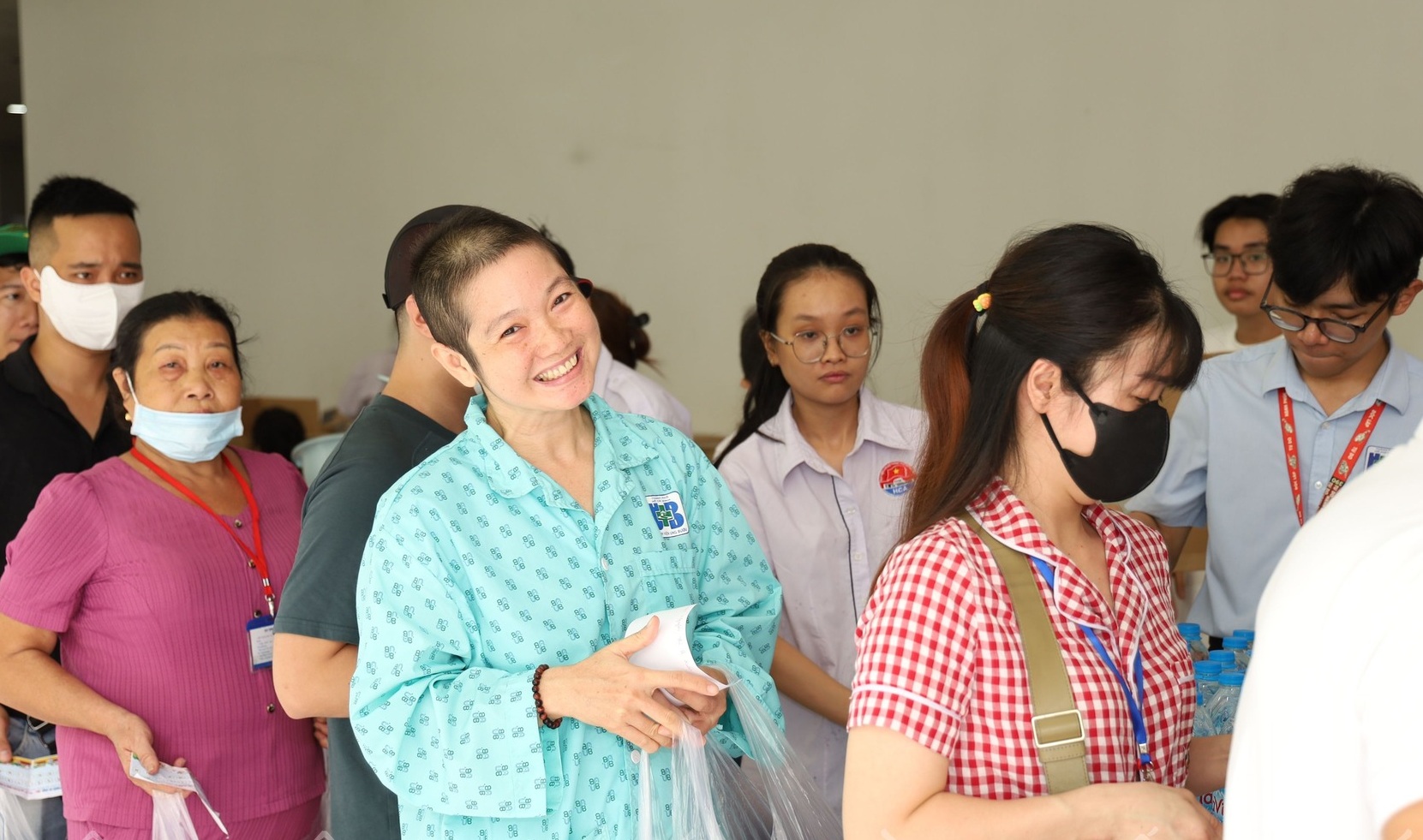 Ấm áp “Phiên chợ 0 đồng” trong bệnh viện- Ảnh 1.