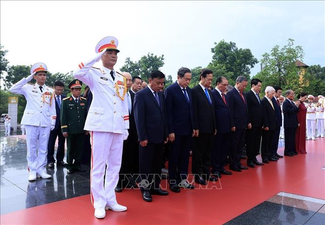80 năm Quốc khánh: Lãnh đạo Đảng, Nhà nước vào Lăng viếng Chủ tịch Hồ Chí Minh- Ảnh 11. 80 năm Quốc khánh: Lãnh đạo Đảng, Nhà nước vào Lăng viếng Chủ tịch Hồ Chí Minh- Ảnh 11.