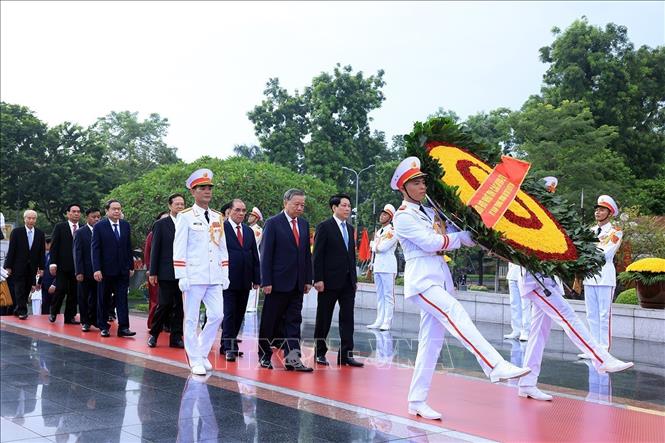80 năm Quốc khánh: Lãnh đạo Đảng, Nhà nước vào Lăng viếng Chủ tịch Hồ Chí Minh- Ảnh 9. 80 năm Quốc khánh: Lãnh đạo Đảng, Nhà nước vào Lăng viếng Chủ tịch Hồ Chí Minh- Ảnh 9.