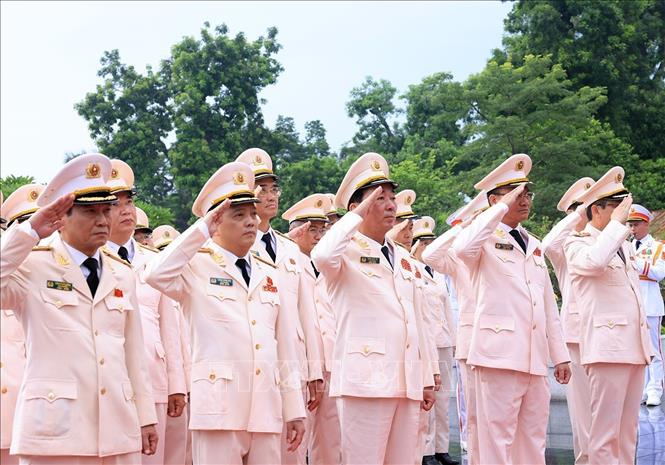 80 năm Quốc khánh: Lãnh đạo Đảng, Nhà nước vào Lăng viếng Chủ tịch Hồ Chí Minh- Ảnh 17. 80 năm Quốc khánh: Lãnh đạo Đảng, Nhà nước vào Lăng viếng Chủ tịch Hồ Chí Minh- Ảnh 17.