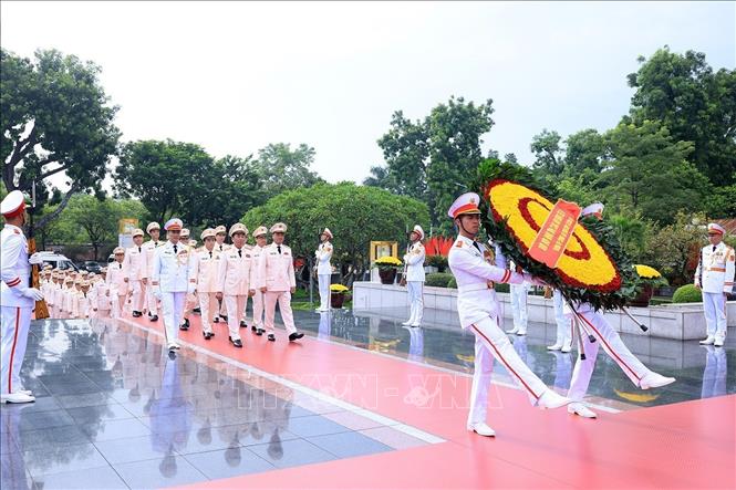 80 năm Quốc khánh: Lãnh đạo Đảng, Nhà nước vào Lăng viếng Chủ tịch Hồ Chí Minh- Ảnh 15. 80 năm Quốc khánh: Lãnh đạo Đảng, Nhà nước vào Lăng viếng Chủ tịch Hồ Chí Minh- Ảnh 15.