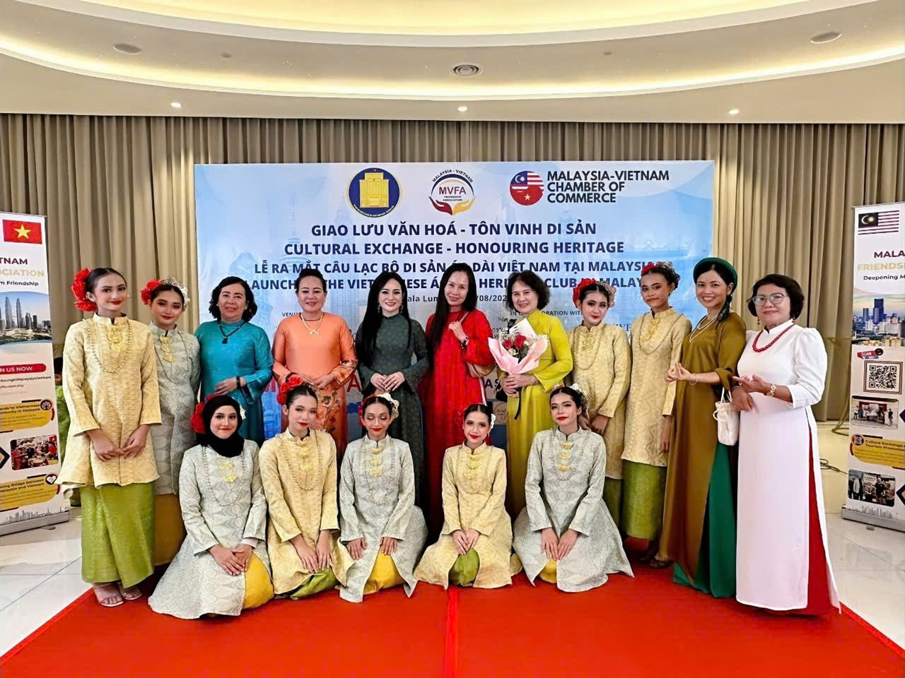 CLB Di sản Áo dài Việt Nam tại Malaysia chính thức ra mắt trong trong khuôn khổ chương trình giao lưu văn hóa đặc biệt do Ủy ban nhà nước về người Việt Nam ở nước ngoài, Hội Hữu nghị Malaysia -Việt Nam tổ chức. CLB Di sản Áo dài Việt Nam tại Malaysia chính thức ra mắt trong trong khuôn khổ chương trình giao lưu văn hóa đặc biệt do Ủy ban nhà nước về người Việt Nam ở nước ngoài, Hội Hữu nghị Malaysia -Việt Nam tổ chức.