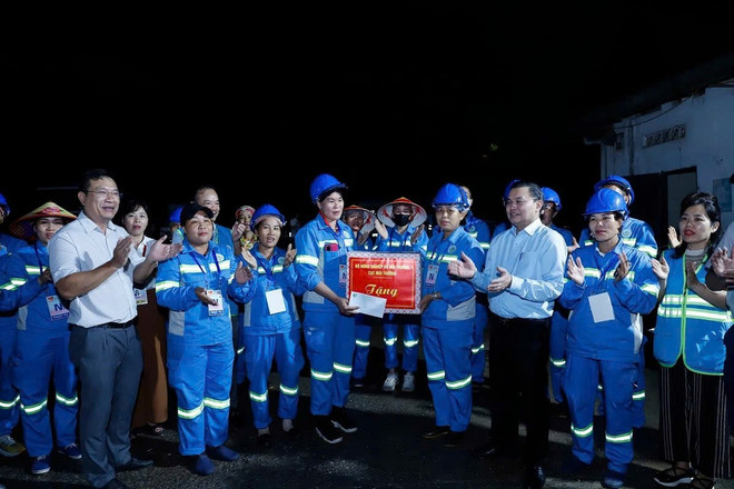 Khối công nhân môi trường: Những người thầm lặng làm sạch cho Thủ đô dịp A80- Ảnh 1. Khối công nhân môi trường: Những người thầm lặng làm sạch cho Thủ đô dịp A80- Ảnh 1.