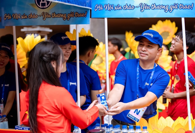 Gần 1 triệu sản phẩm Vinamilk tiếp thêm dinh dưỡng cho các lực lượng diễu binh, diễu hành và người dân tham gia Lễ Kỷ niệm 80 năm Quốc khánh 2/9- Ảnh 1. Gần 1 triệu sản phẩm Vinamilk tiếp thêm dinh dưỡng cho các lực lượng diễu binh, diễu hành và người dân tham gia Lễ Kỷ niệm 80 năm Quốc khánh 2/9- Ảnh 1.