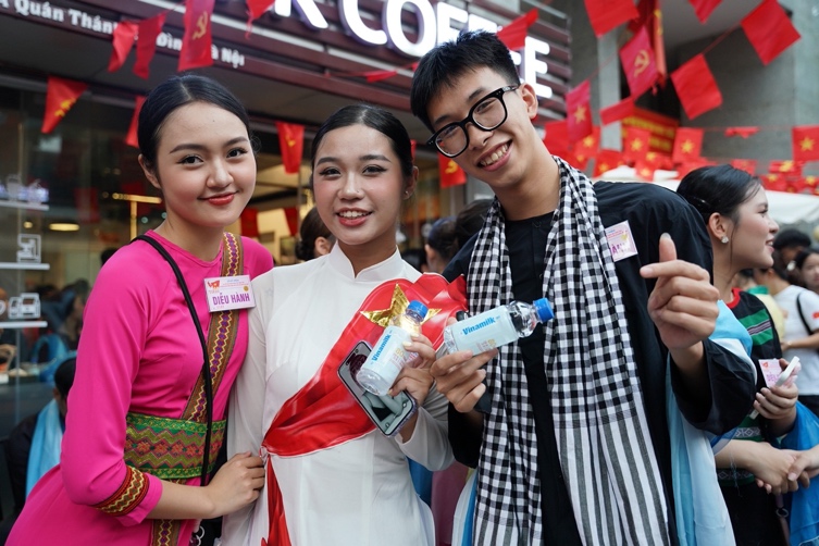 Gần 1 triệu sản phẩm Vinamilk tiếp thêm dinh dưỡng cho các lực lượng diễu binh, diễu hành và người dân tham gia Lễ Kỷ niệm 80 năm Quốc khánh 2/9- Ảnh 2. Gần 1 triệu sản phẩm Vinamilk tiếp thêm dinh dưỡng cho các lực lượng diễu binh, diễu hành và người dân tham gia Lễ Kỷ niệm 80 năm Quốc khánh 2/9- Ảnh 2.