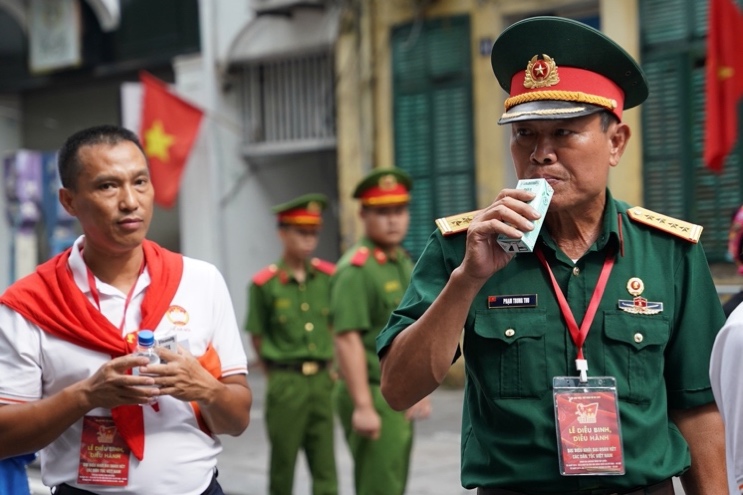 Gần 1 triệu sản phẩm Vinamilk tiếp thêm dinh dưỡng cho các lực lượng diễu binh, diễu hành và người dân tham gia Lễ Kỷ niệm 80 năm Quốc khánh 2/9- Ảnh 4. Gần 1 triệu sản phẩm Vinamilk tiếp thêm dinh dưỡng cho các lực lượng diễu binh, diễu hành và người dân tham gia Lễ Kỷ niệm 80 năm Quốc khánh 2/9- Ảnh 4.