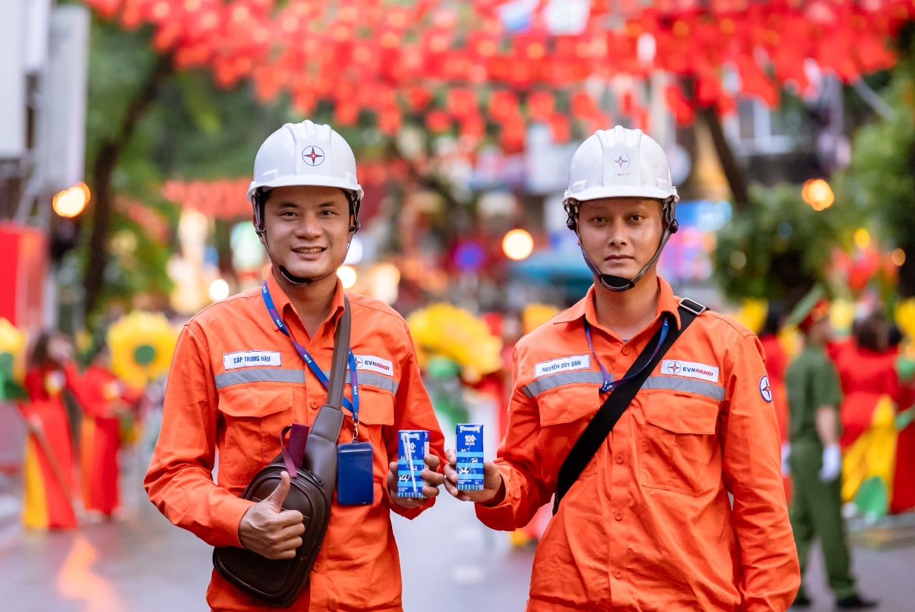 Gần 1 triệu sản phẩm Vinamilk tiếp thêm dinh dưỡng cho các lực lượng diễu binh, diễu hành và người dân tham gia Lễ Kỷ niệm 80 năm Quốc khánh 2/9- Ảnh 7. Gần 1 triệu sản phẩm Vinamilk tiếp thêm dinh dưỡng cho các lực lượng diễu binh, diễu hành và người dân tham gia Lễ Kỷ niệm 80 năm Quốc khánh 2/9- Ảnh 7.