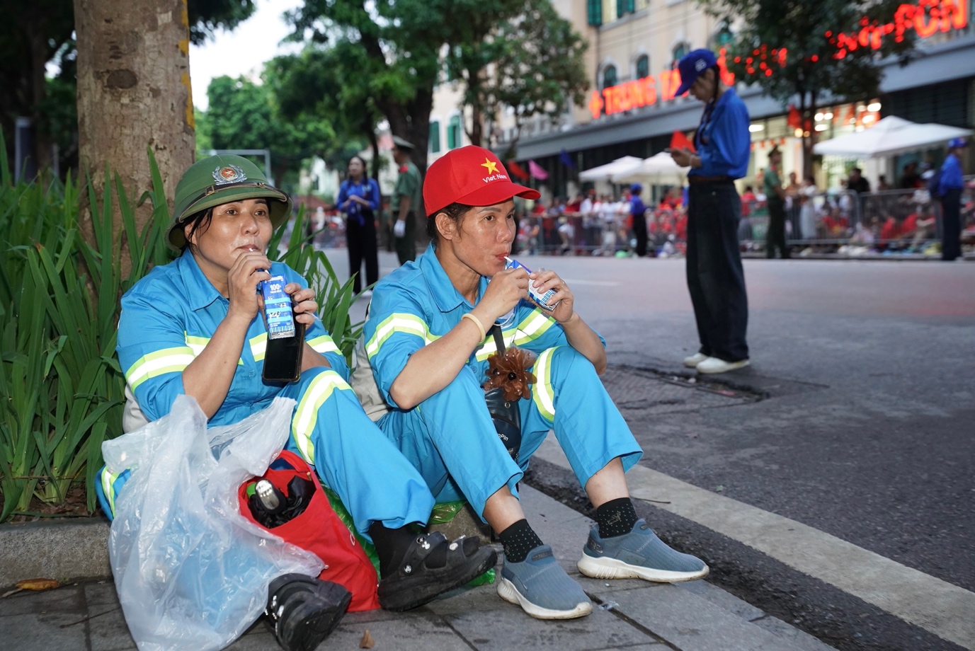Gần 1 triệu sản phẩm Vinamilk tiếp thêm dinh dưỡng cho các lực lượng diễu binh, diễu hành và người dân tham gia Lễ Kỷ niệm 80 năm Quốc khánh 2/9- Ảnh 8. Gần 1 triệu sản phẩm Vinamilk tiếp thêm dinh dưỡng cho các lực lượng diễu binh, diễu hành và người dân tham gia Lễ Kỷ niệm 80 năm Quốc khánh 2/9- Ảnh 8.