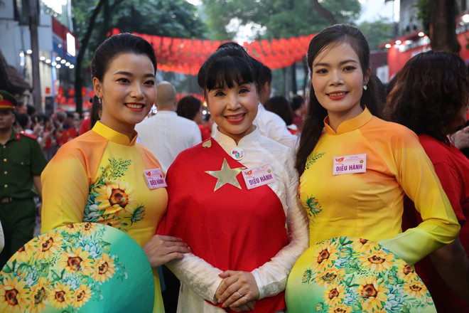 Nghệ sỹ tham gia diễu hành: Niềm tự hào dâng trào khơi gợi khát vọng cống hiến- Ảnh 1. Nghệ sỹ tham gia diễu hành: Niềm tự hào dâng trào khơi gợi khát vọng cống hiến- Ảnh 1.