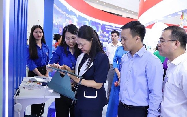 Phó Chủ tịch - Tổng Thư ký Nguyễn Thị Thu Hà thăm không gian triển lãm "Kiến tạo, phát triển"- Ảnh 3. Phó Chủ tịch - Tổng Thư ký Nguyễn Thị Thu Hà thăm không gian triển lãm "Kiến tạo, phát triển"- Ảnh 3.