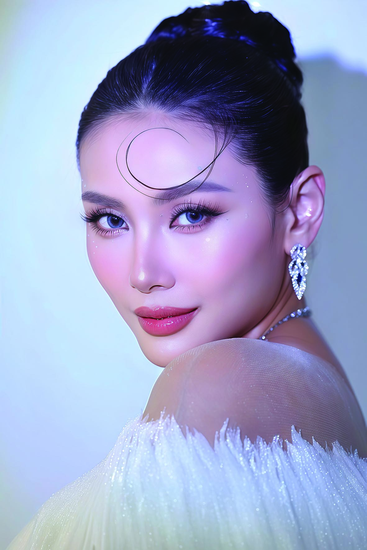 Bí quyết tạo gương mặt triệu views của bộ đôi "phù thủy" trang điểm Quân Nguyễn - Pu Lê - Ảnh 2. Bí quyết tạo gương mặt triệu views của bộ đôi "phù thủy" trang điểm Quân Nguyễn - Pu Lê - Ảnh 2.