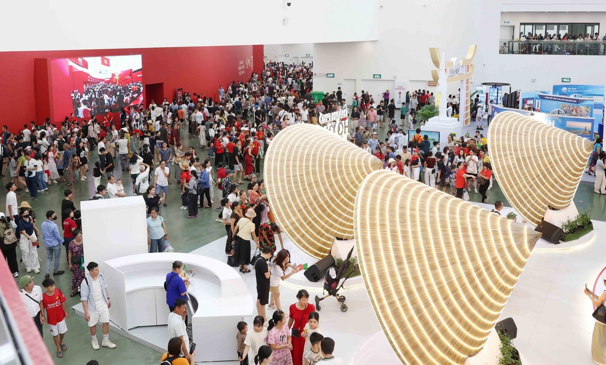 Triển lãm Thành tựu đất nước: Khát vọng vươn xa của người Việt trong kỷ nguyên mới- Ảnh 3. Triển lãm Thành tựu đất nước: Khát vọng vươn xa của người Việt trong kỷ nguyên mới- Ảnh 3.