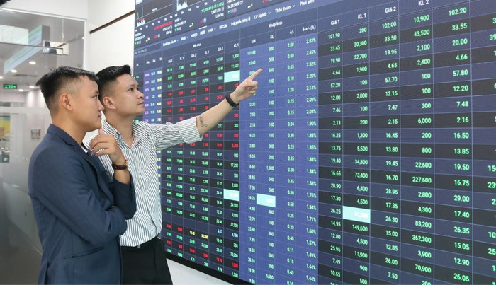 VIC bứt phá, VN-Index vẫn lao dốc dưới sức ép nhóm ngân hàng, chứng khoán và thép - Ảnh 1.