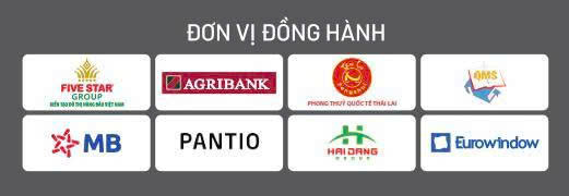 Ấn tượng 3.000 bông hoa tươi tô điểm sân khấu 