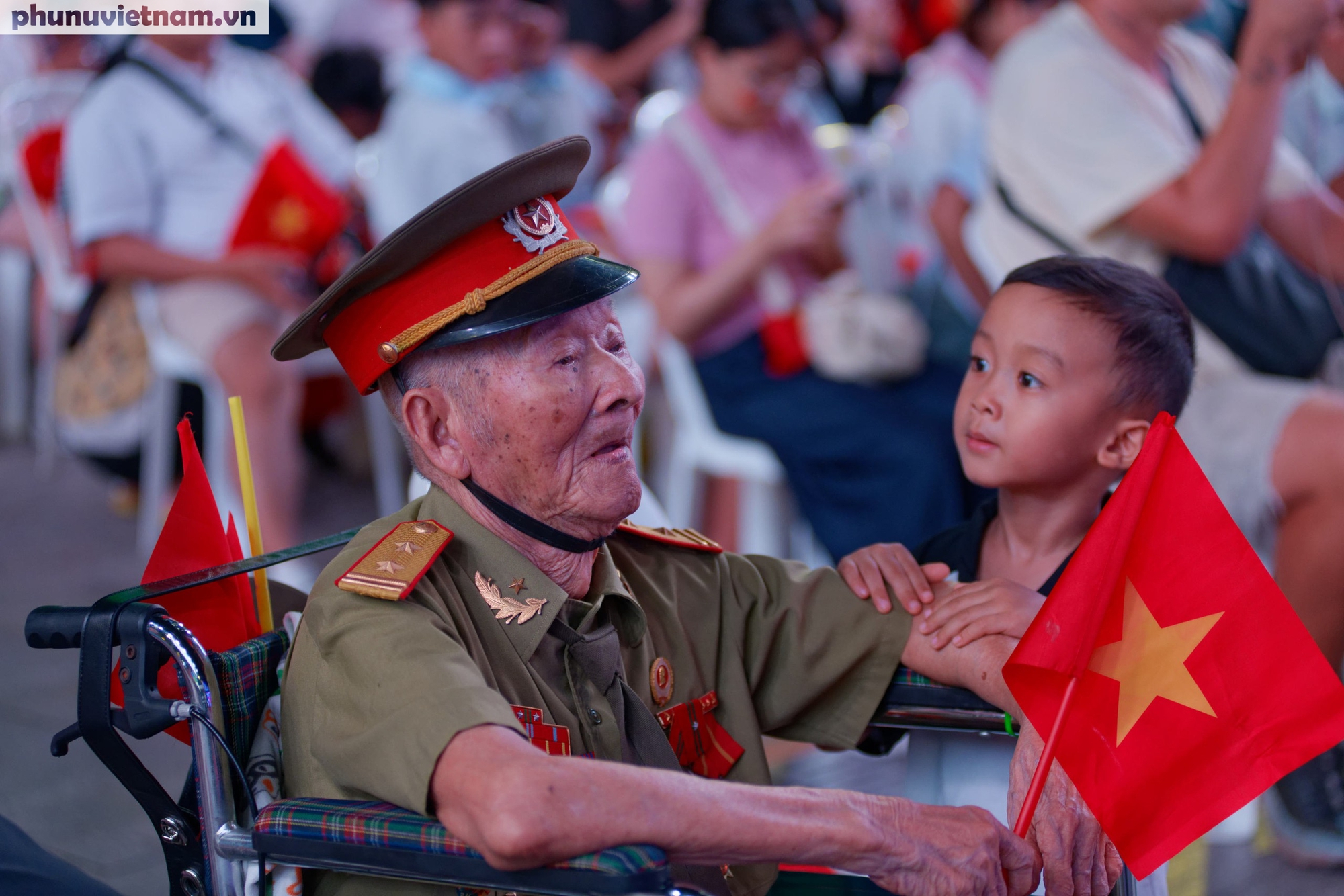 Cựu chiến binh Nguyễn Văn Thành, 98 tuổi, người trải qua 2 cuộc kháng chiến chống Pháp và chống Mỹ, đã có mặt tại chương trình từ rất sớm. Con gái ông cho biết do sức khỏe không thể ra thủ đô Hà Nội dự lễ duyệt binh nên muốn ra đây để sống trong không khí hào hùng của ngày Quốc khánh 2-9 Cựu chiến binh Nguyễn Văn Thành, 98 tuổi, người trải qua 2 cuộc kháng chiến chống Pháp và chống Mỹ, đã có mặt tại chương trình từ rất sớm. Con gái ông cho biết do sức khỏe không thể ra thủ đô Hà Nội dự lễ duyệt binh nên muốn ra đây để sống trong không khí hào hùng của ngày Quốc khánh 2-9