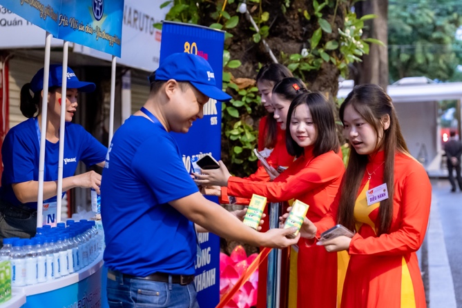 Vinamilk hòa nhịp cùng triệu trái tim mừng 80 năm Quốc khánh- Ảnh 2. Vinamilk hòa nhịp cùng triệu trái tim mừng 80 năm Quốc khánh- Ảnh 2.