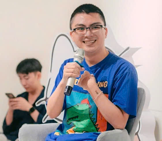 Họa sĩ truyện tranh Lê Phan trò chuyện với độc giả trong buổi ra mắt sách Cuộc sống nhiệm mầu của Mèo Trắng - Ảnh:  NVCC