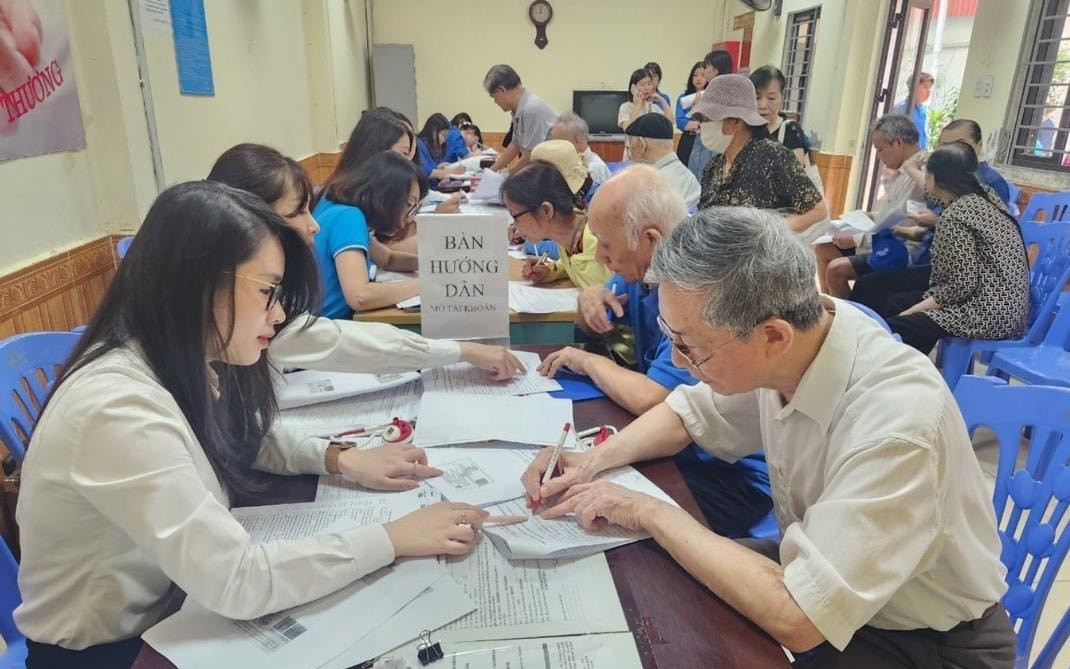 Hà Nội đề xuất chi gần 19 tỷ đồng hỗ trợ phí giao dịch khi chi trả an sinh xã hội