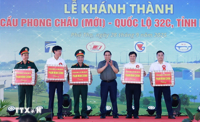 Thủ tướng: Cầu Phong Châu mới là nhịp cầu hàn gắn vết thương, nhen lên niềm tin- Ảnh 2.