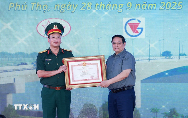 Thủ tướng: Cầu Phong Châu mới là nhịp cầu hàn gắn vết thương, nhen lên niềm tin- Ảnh 3.