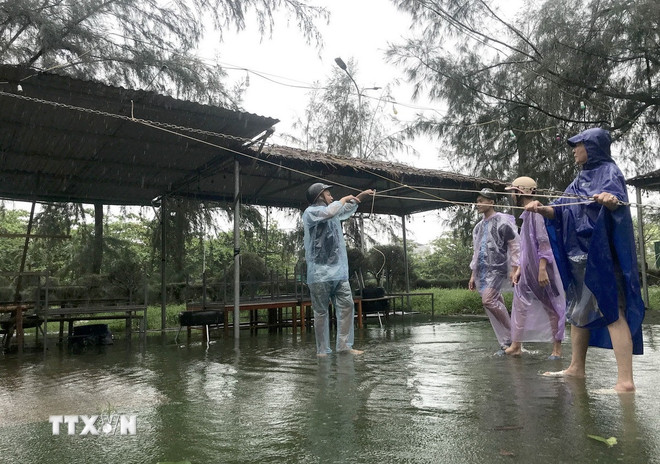 Ứng phó bão số 10: Nghệ An, Hà Tĩnh sơ tán người dân ra khỏi vùng nguy hiểm- Ảnh 1.