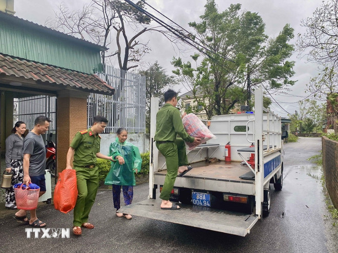 Khi nào là thời điểm nguy hiểm nhất về gió và mưa do tác động của bão số 10?- Ảnh 1.