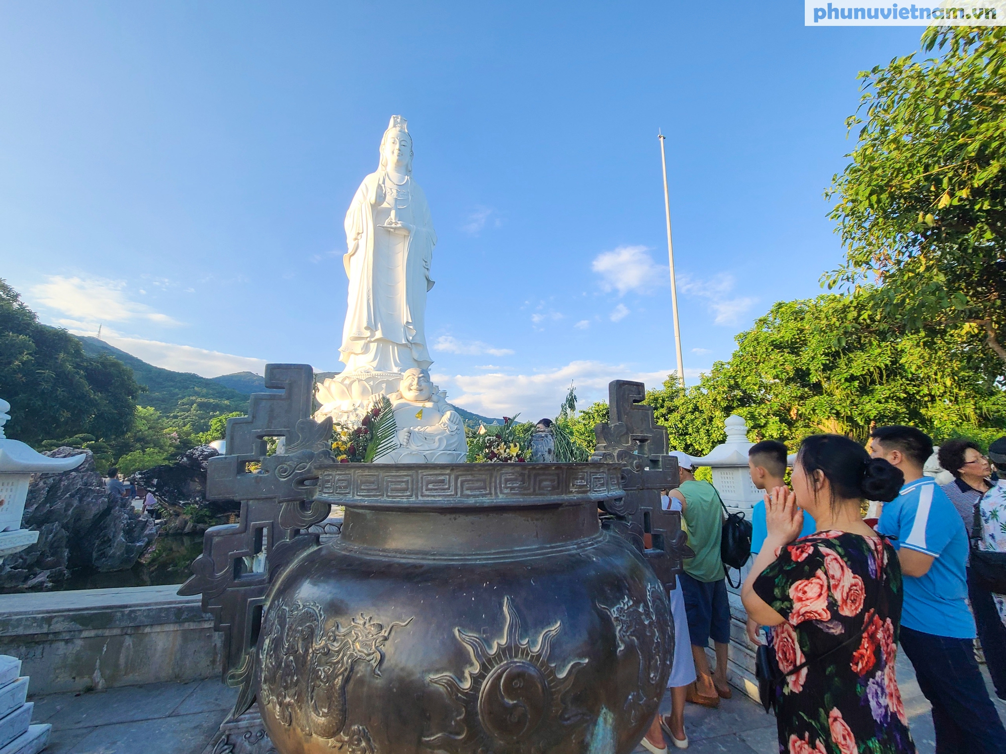 Chùa Linh Ứng Bãi Bụt thu hút hàng nghìn du khách đến chiêm bái mỗi ngày- Ảnh 6.