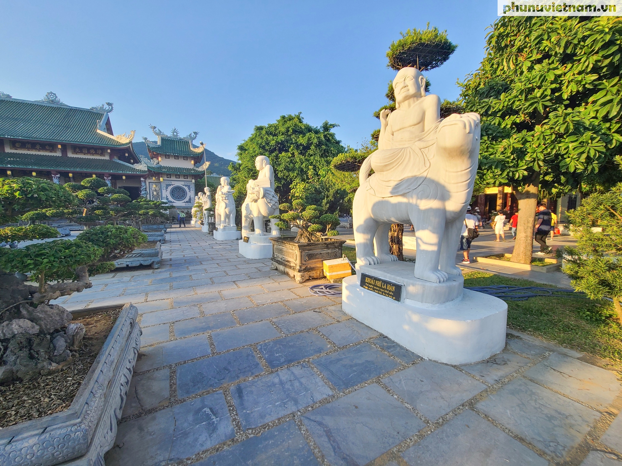 Chùa Linh Ứng Bãi Bụt thu hút hàng nghìn du khách đến chiêm bái mỗi ngày- Ảnh 10.