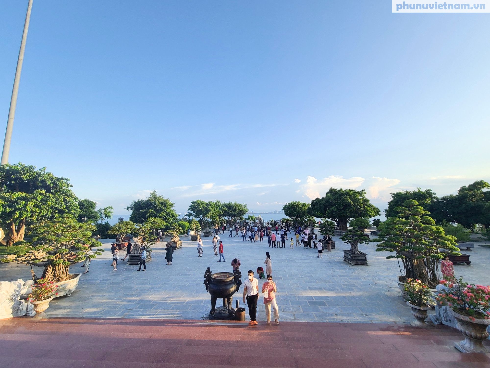 Chùa Linh Ứng Bãi Bụt thu hút hàng nghìn du khách đến chiêm bái mỗi ngày- Ảnh 11.