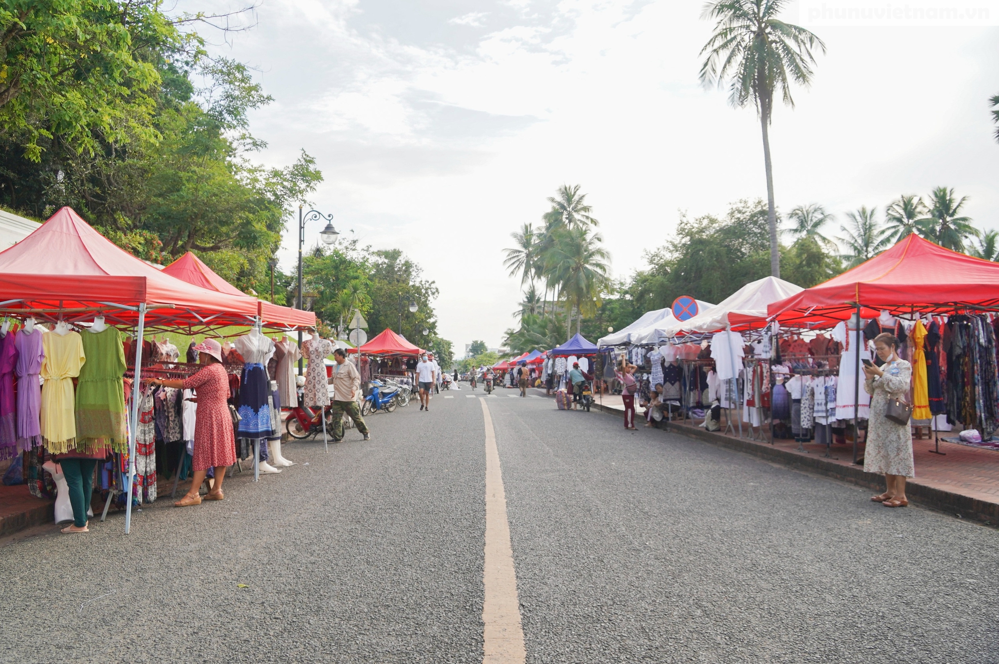 Khám phá 500 gian hàng ở chợ đêm Luang Prabang- Ảnh 1.