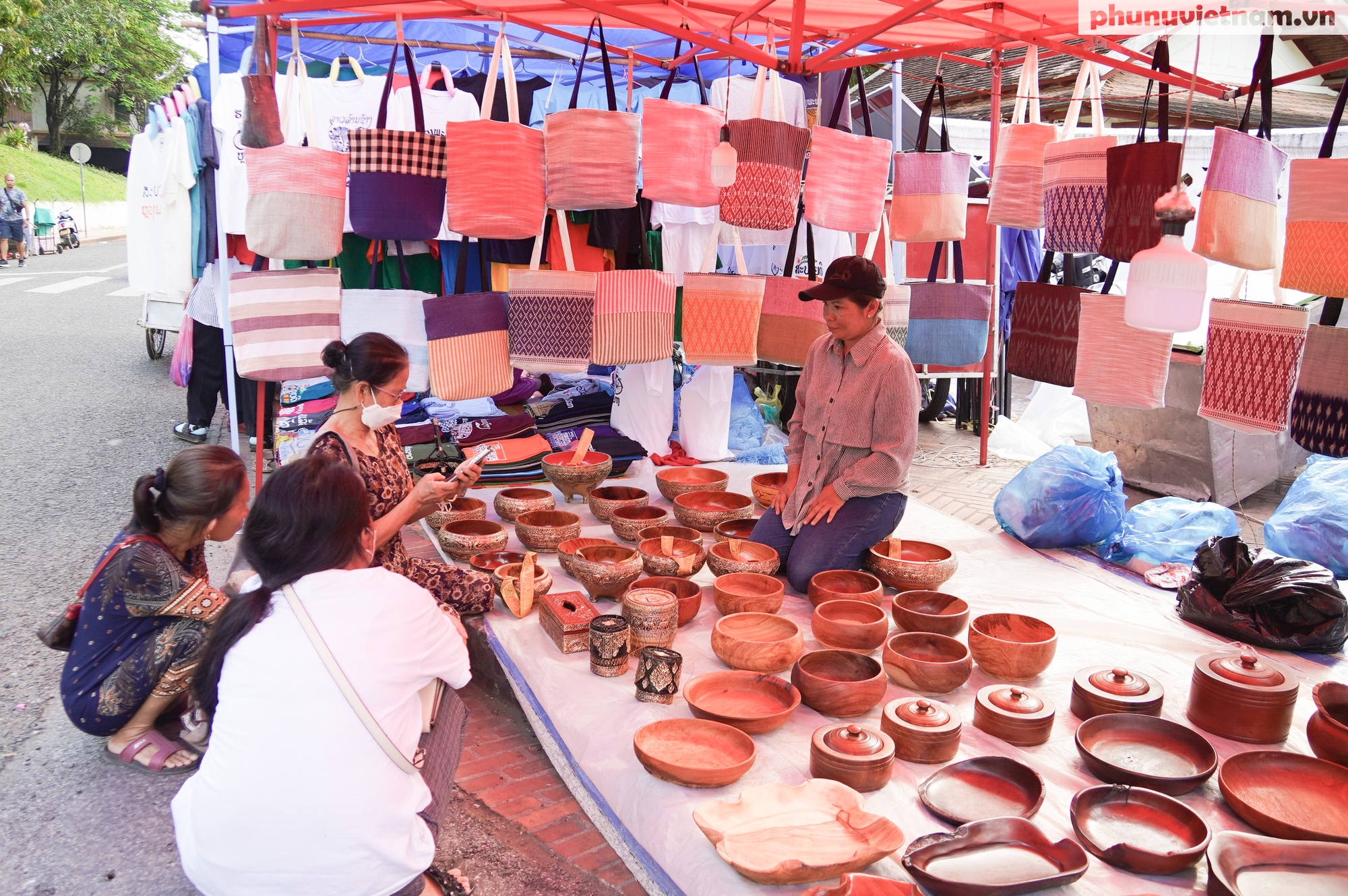 Khám phá 500 gian hàng ở chợ đêm Luang Prabang- Ảnh 3.