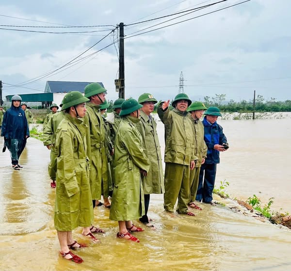 Hà Tĩnh căng mình khắc phục hậu quả bão số 10: Nguy cơ lũ lụt, sạt lở đất rình rập- Ảnh 1.