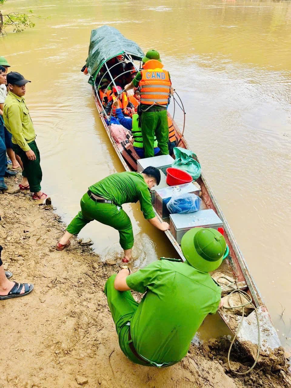נגה אן: תלמידיו של לואונג מין Nghệ An: Học trò Lượng Minh “vượt lũ” đến trường sau khi cầu treo bị cuốn trôi- Ảnh 2.