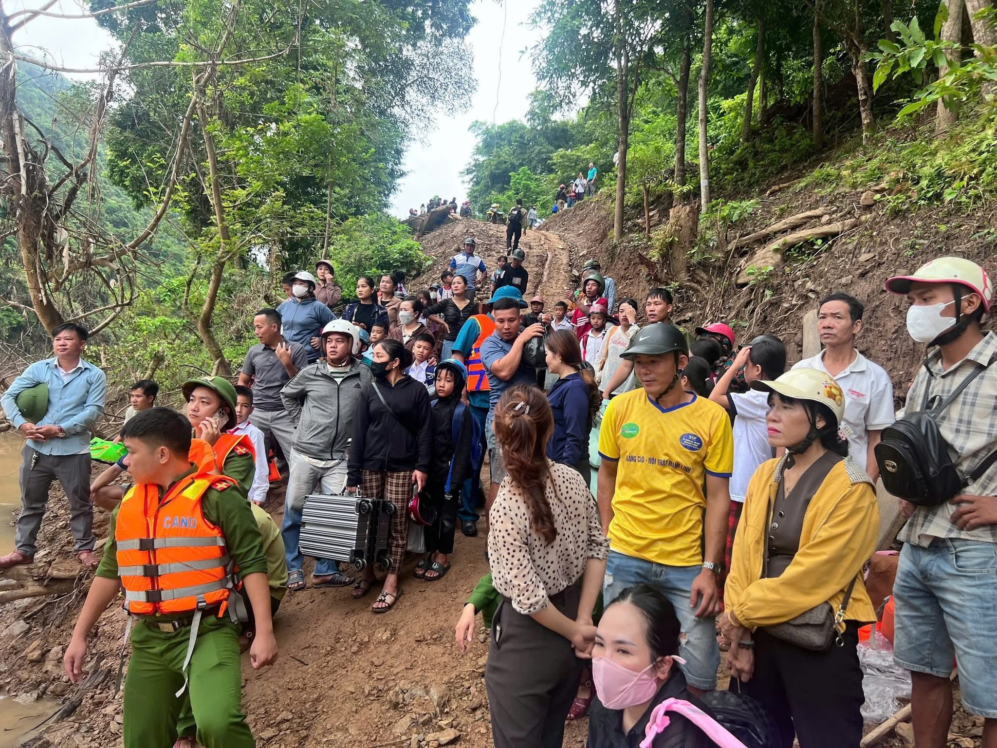 נגה אן: תלמידיו של לואונג מין Nghệ An: Học trò Lượng Minh “vượt lũ” đến trường sau khi cầu treo bị cuốn trôi- Ảnh 1.