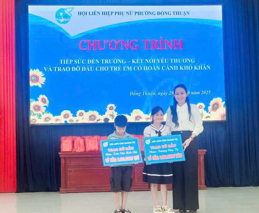 Mulheres de Dong Thuan apoiam estudantes pobres antes do novo ano letivo - Foto 1. Phụ nữ Đồng Thuận tiếp sức học sinh nghèo trước thềm năm học mới- Ảnh 1.