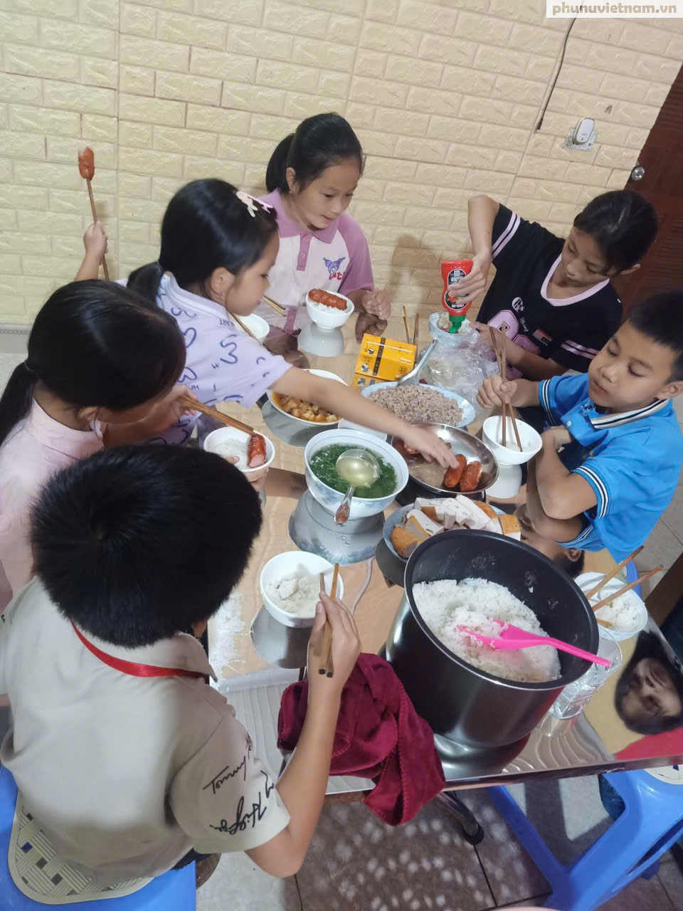 Hội LHPN tỉnh Thái Nguyên kề vai cùng người dân vượt lũ dữ- Ảnh 4.