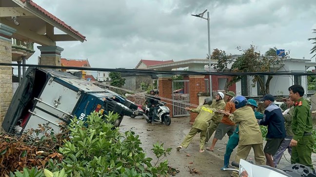 Chủ tịch Ủy ban MTTQ Việt Nam TP Hải Phòng động viên các hộ dân bị thiệt hại do lốc xoáy- Ảnh 1.