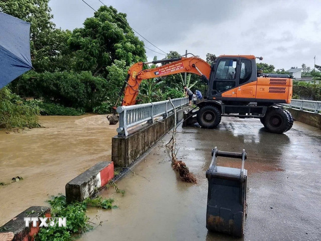 Hà Nội khẩn trương di dời 5 hộ dân bị sạt lở tại xã Yên Xuân- Ảnh 1.